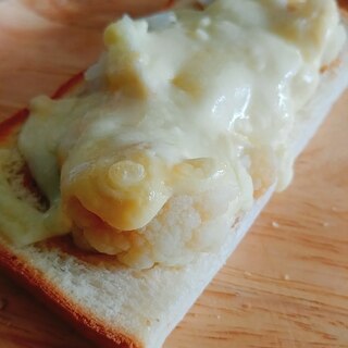 カリフラワーのウスターソースマヨチーズトースト
